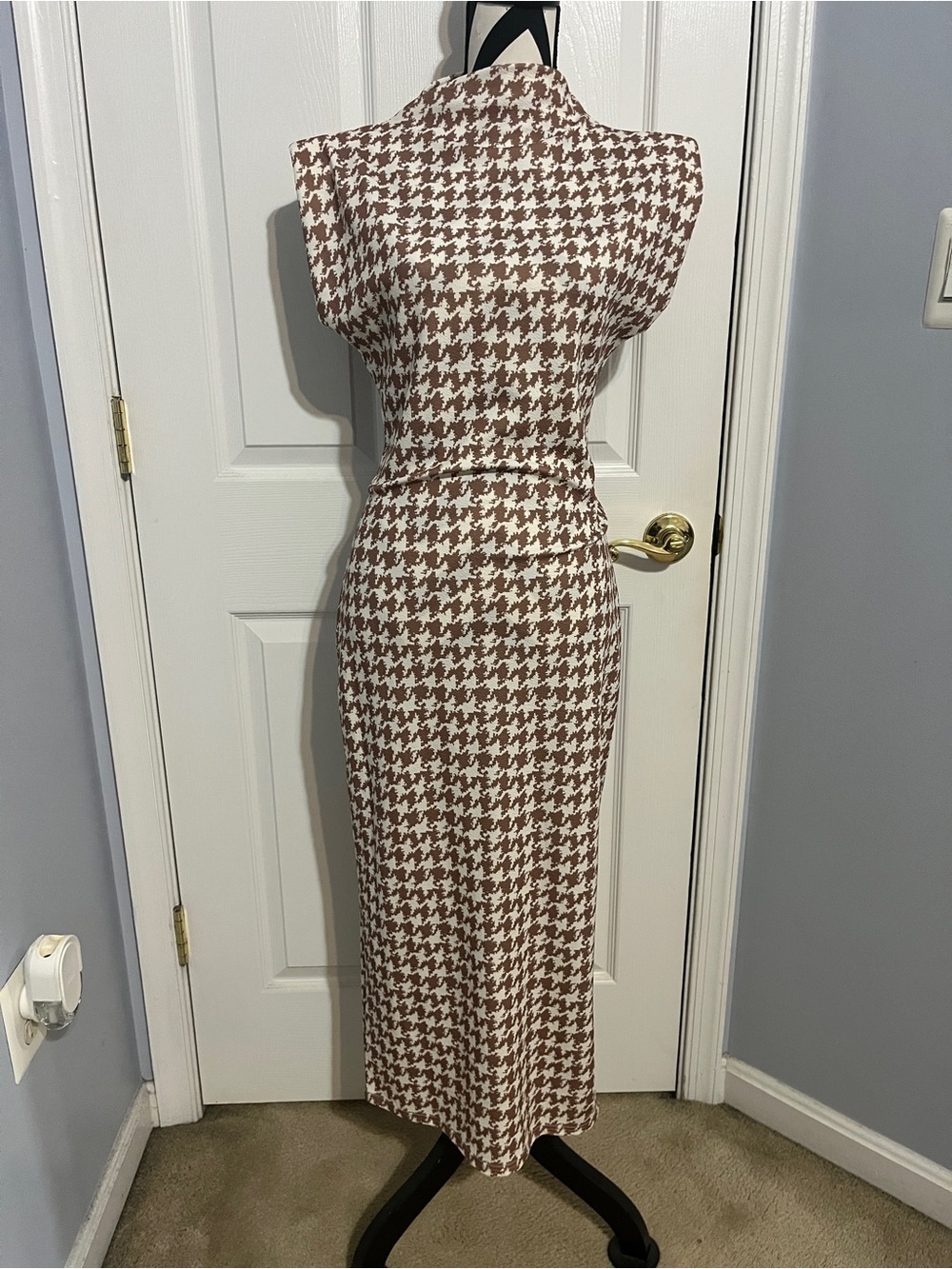 SHEIN, Large, Sleeveless Houndstooth Midi Dress in Brown and Cream